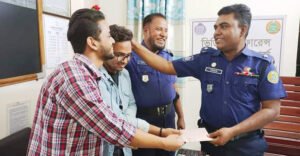 বিশ্ববিদ্যালয়পড়ুয়া ২ ভাই কুড়িয়ে পাওয়া অর্ধ লাখ টাকা থানায় দিলেন