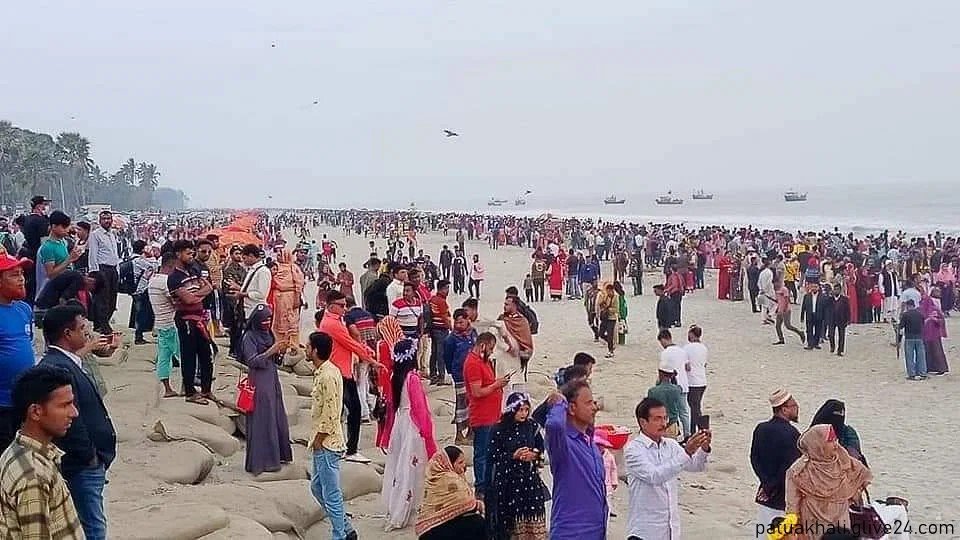 ঈদের ছুটিতে পর্যটকে মুখরিত কুয়াকাটা