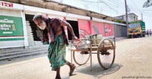 ভেজা লুঙ্গিতে শীতলতার পরশ খুঁজছেন বৃদ্ধ সিরাজুল