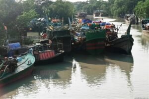 ঘূর্ণিঝড় মোখার প্রভাবে সাগর উত্তাল কিনারে ফিরছে মাছ ধরার ট্রলার