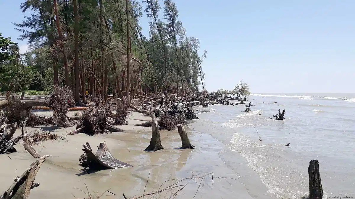 কুয়াকাটা সৈকত থেকে সরিয়ে নেওয়া হয়েছে দোকানপাট