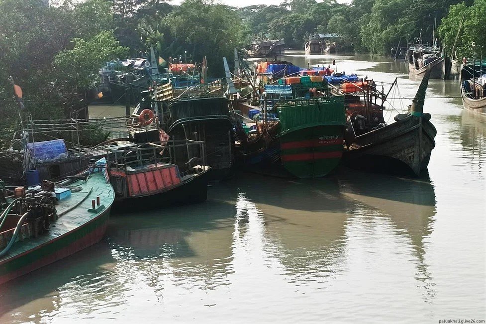 ঘূর্ণিঝড় মোখার প্রভাবে সাগর উত্তাল কিনারে ফিরছে মাছ ধরার ট্রলার