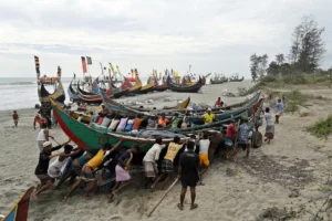 মহা বিপৎসংকেত বহাল স্বরূপে ফিরছে কুয়াকাটা