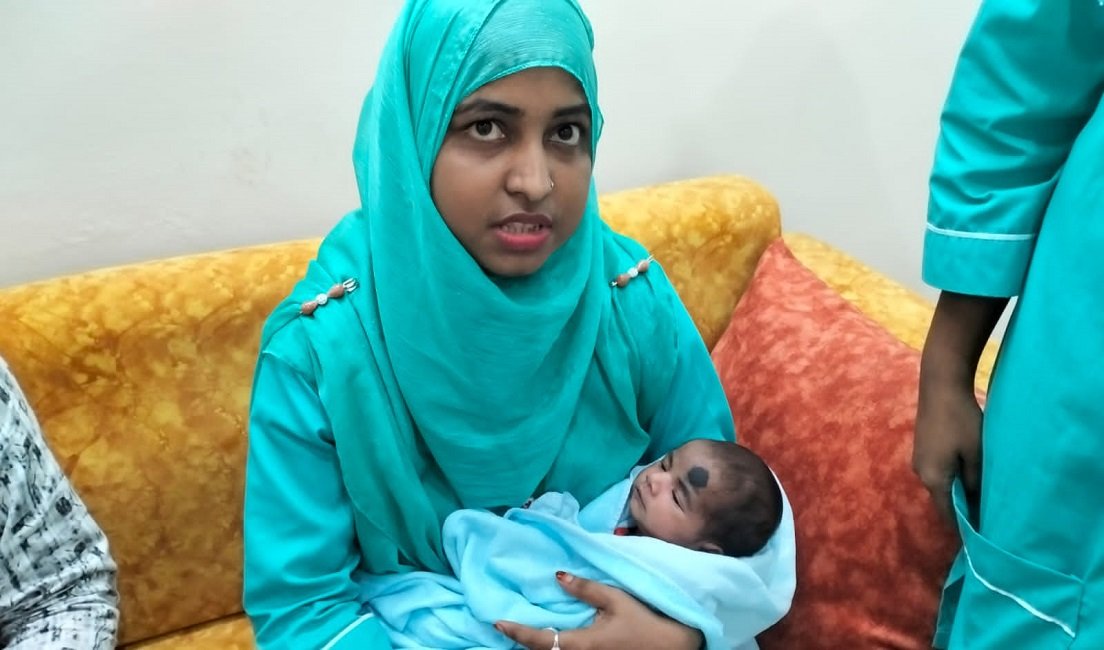 পালিয়ে গেলেন মা